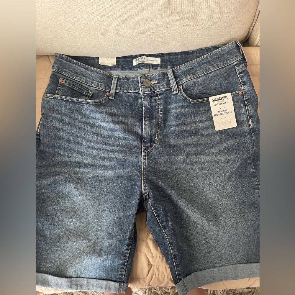 Signature Levi Strauss mid/rise Bermuda Shorts  16/w33